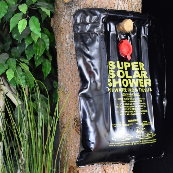 Závesná solárna sprcha 20 l – Prenosná sprcha na kemping a cesty